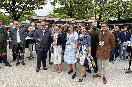 Maidult München 2022 auf dem Münchner Mariahilfplatz Auftakt u.a. mit Wirtschaftsreferent Clemens Baumgärtner, Stadträtin Gabriele Neff, Wiesn-Stadträtin Anja Berger, Stadträtin Ulrike Grimm und Stadtrat Jens Luther (Foto: Martin Schmitz)